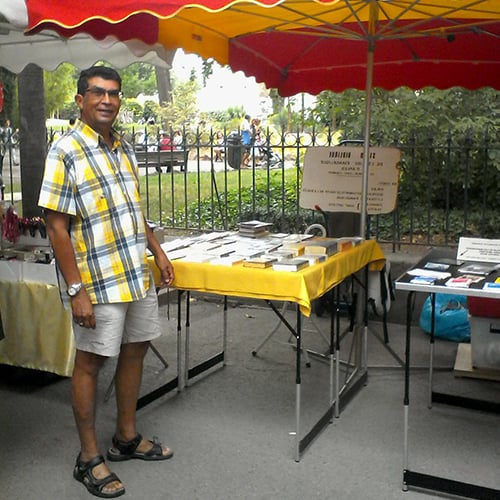 Stand biblique sur le marché d'Arles