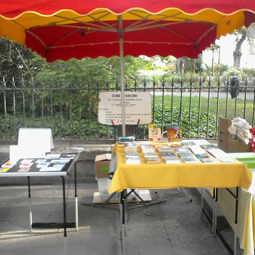 Stand biblique sur le marché d'Arles