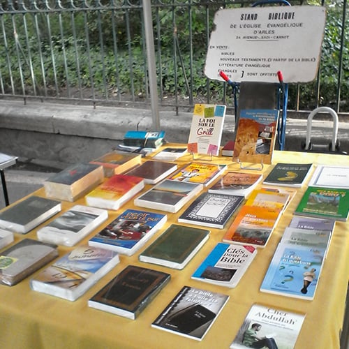 Stand biblique sur le marché d'Arles